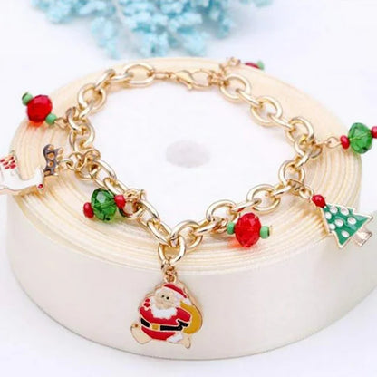 Goldenes Weihnachtsarmband mit Anhängern, Weihnachtsbaum, Santa, Perlen, festlicher Schmuck.