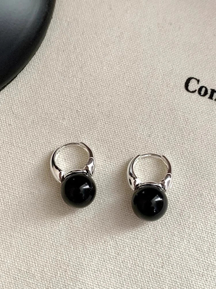 Silberne Ohrringe mit schwarzen Perlen, eleganter Schmuck, modische Accessoires für Damen.