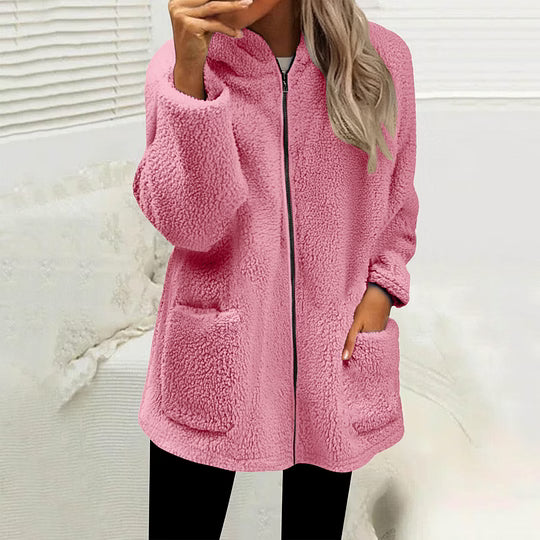 Fleecejackan i rosa, buren av en kvinna framför ljus bakgrund, med synliga fickor 5