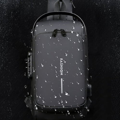 Wasserdichter schwarzer Rucksack mit Schriftzug "FASHION", ideal für Outdoor-Aktivitäten.