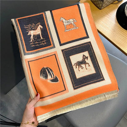 Orange-beige Wollschal mit Pferdemotiven, quadratisches Design, handgehalten, modisch, warm.