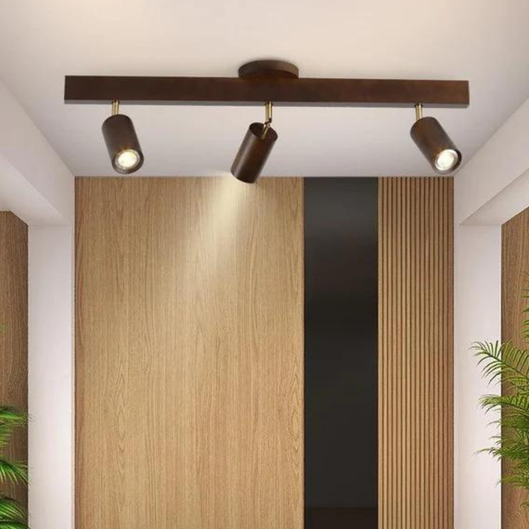 Moderne Deckenleuchte aus Holz mit drei verstellbaren Strahlern, ideal für Wohnzimmerbeleuchtung.