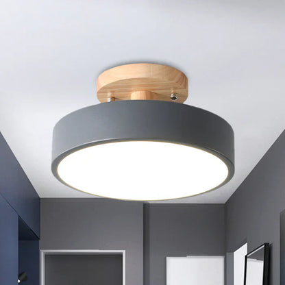Moderne Deckenleuchte, rund, grau, Holzdetails, LED, Wohnzimmerbeleuchtung, skandinavisches Design.