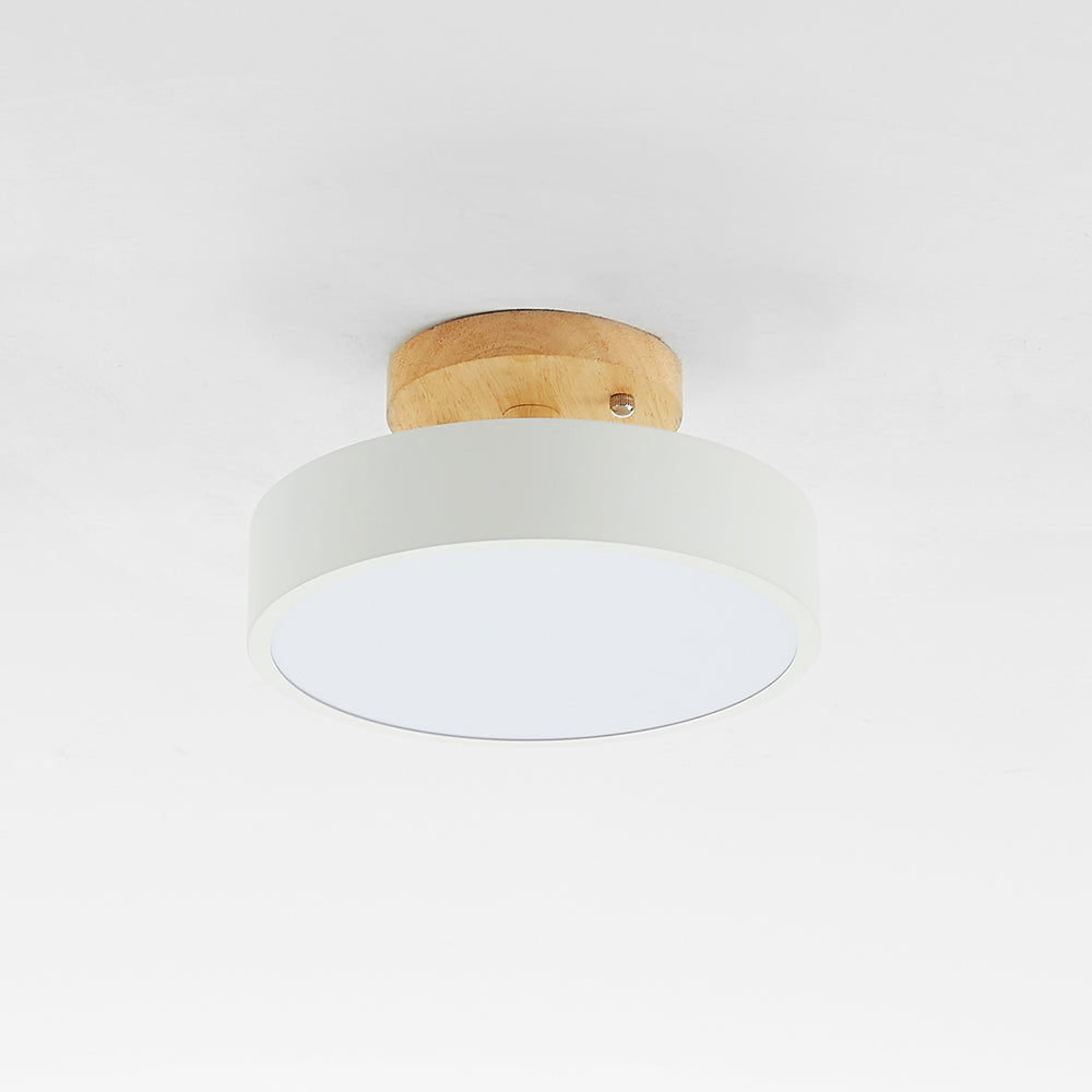 Moderne Deckenleuchte, rund, weiß, Holzsockel, LED, energiesparend, minimalistisch, Wohnzimmer.
