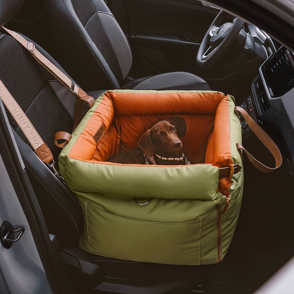Grünes Hundesitzkissen aus Kunstleder im Auto, ideal für Reisen mit Haustieren.