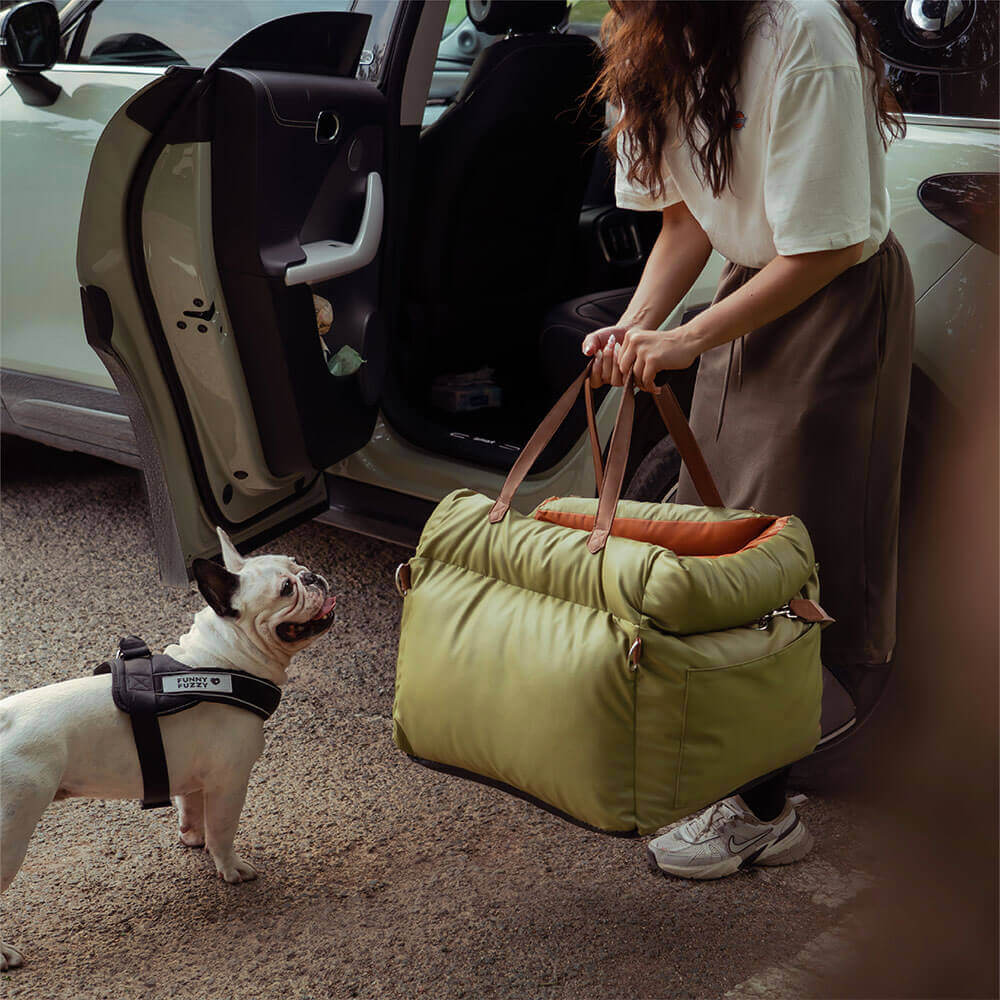 Grünes Kunstleder-Hundesitzbett im Auto, Frau mit Hund, Reiseaccessoire.