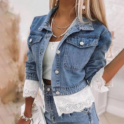 Frau in blauer Jeansjacke mit Spitzenbesatz, weißem Top und Schmuck, modisch, lässig.