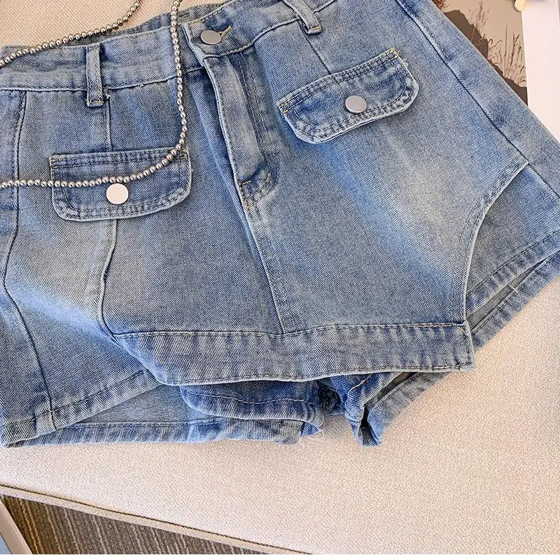 Blaue Jeans-Shorts Damen, Taschen, Knopfverschluss, Sommermode, Freizeitkleidung, Denim-Design.