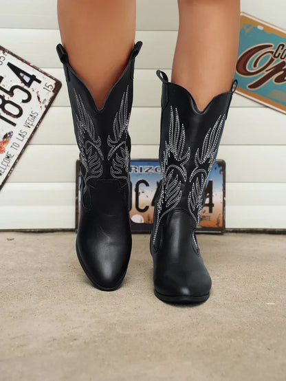 Schwarze Cowboystiefel mit Stickerei, Damenmode, Leder, Westernstil, vor Autokennzeichen.