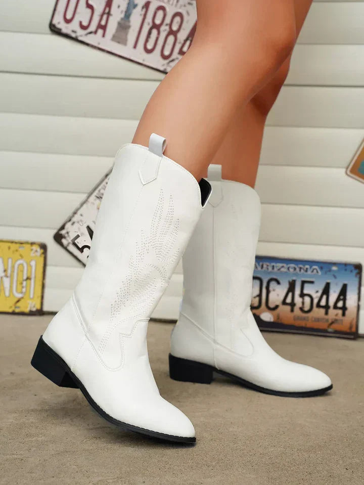 Weiße Cowboystiefel aus Leder mit schwarzer Sohle, dekorative Stickerei, Damenmode.