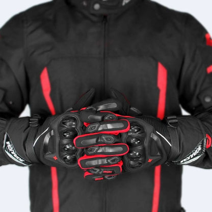 Schwarze Motorradjacke und Handschuhe mit roten Akzenten, Schutzkleidung für Motorradfahrer.