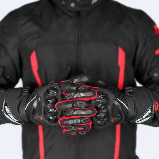 Schwarze Motorradjacke und Handschuhe mit roten Akzenten, Schutzkleidung für Motorradfahrer.