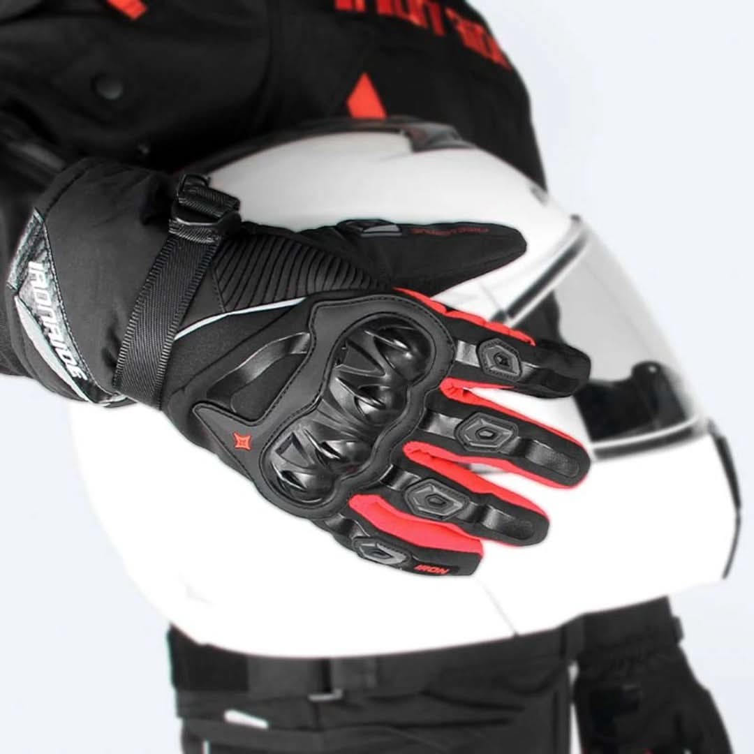 Schwarzer Motorrad-Handschuh mit rotem Akzent, Knöchelschutz, Leder, Sicherheitsausrüstung.