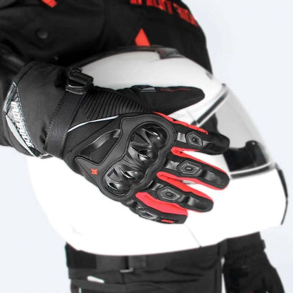 Schwarzer Motorrad-Handschuh mit rotem Akzent, Knöchelschutz, Leder, Sicherheitsausrüstung.