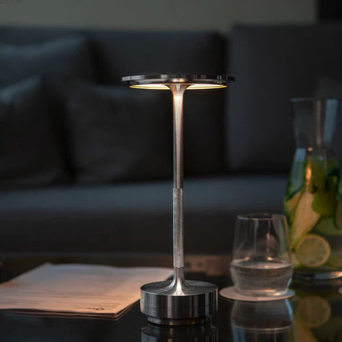 Moderne LED-Tischleuchte aus Metall, dimmbar, ideal für Wohnzimmer, stilvolles Design.