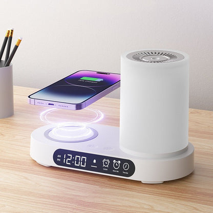 Bunter Aroma-Diffuser mit LED-Licht und kabelloser Ladefunktion auf Holztisch.