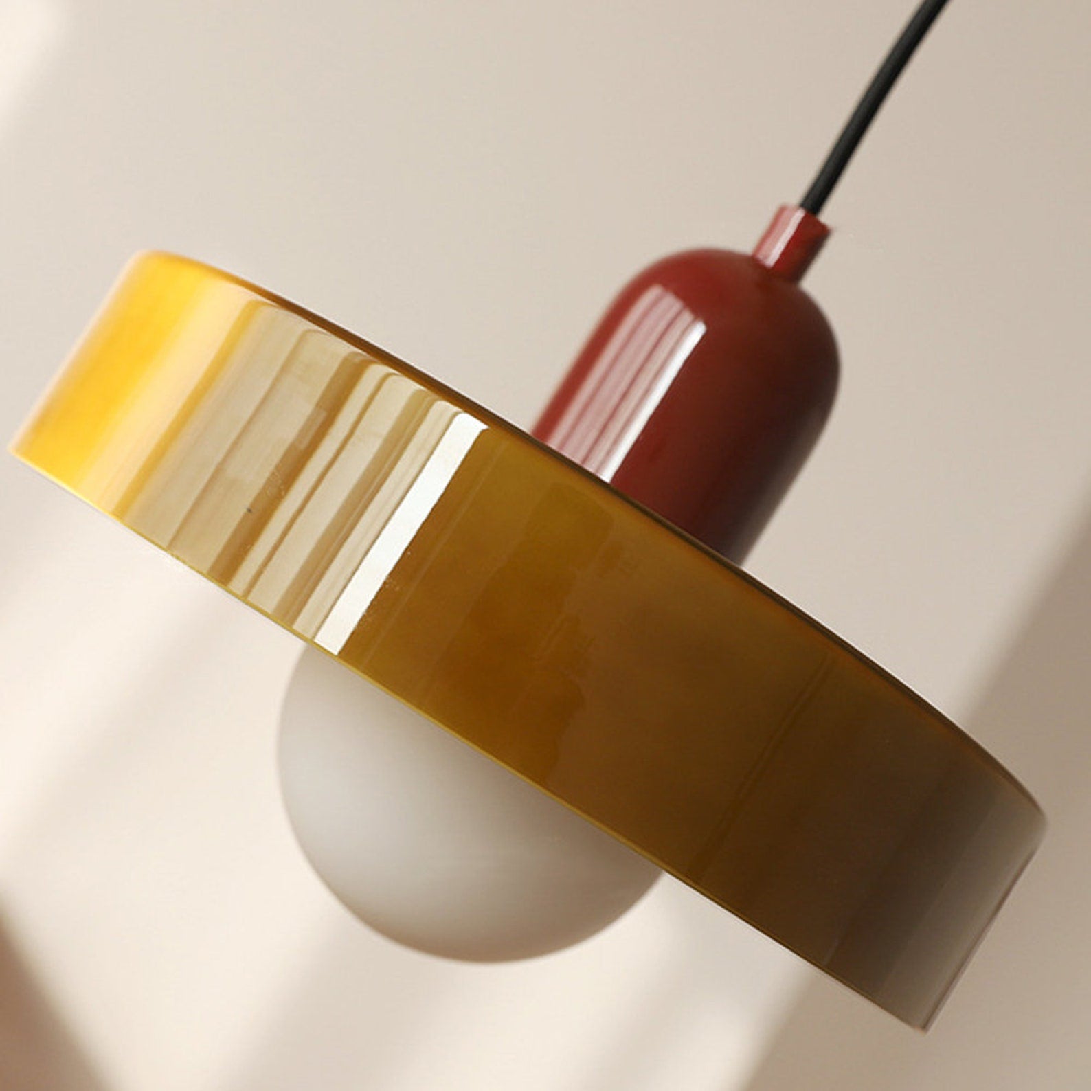 Moderne Pendelleuchte, gelb-braun, Glas, minimalistisches Design, Innenbeleuchtung.