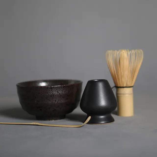 Schwarze Keramik-Teeschale, Bambusbesen und Halter, japanisches Teezeremonie-Set.