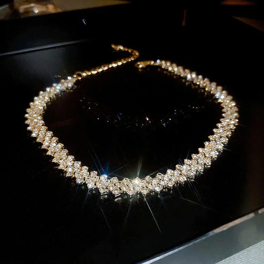 Luxuriöse Diamant-Halskette, funkelnd, goldfarben, elegantes Schmuckstück für besondere Anlässe.