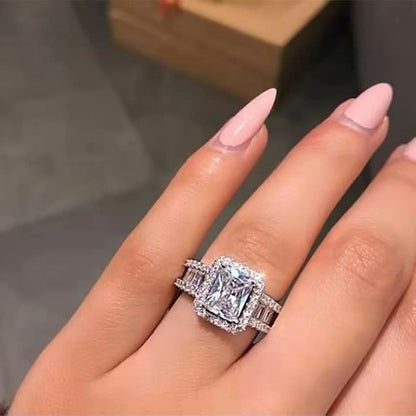 Damenring mit quadratischem Diamant, Silber, Verlobungsring, luxuriös, funkelnd, elegant.