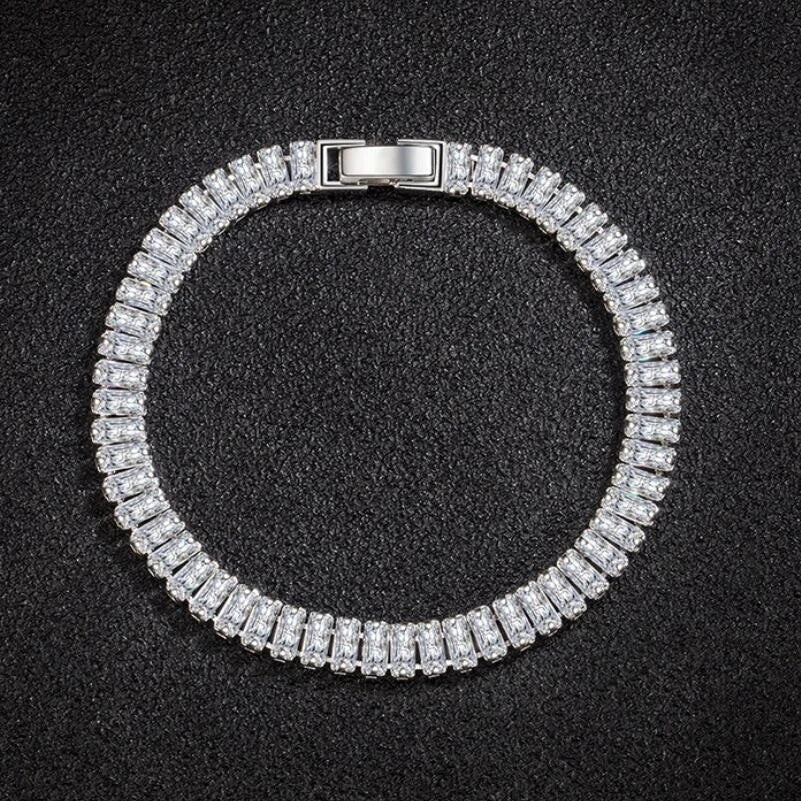 Luxuriöses Tennisarmband mit funkelnden Diamanten, Silber, elegantes Schmuckstück für Damen.