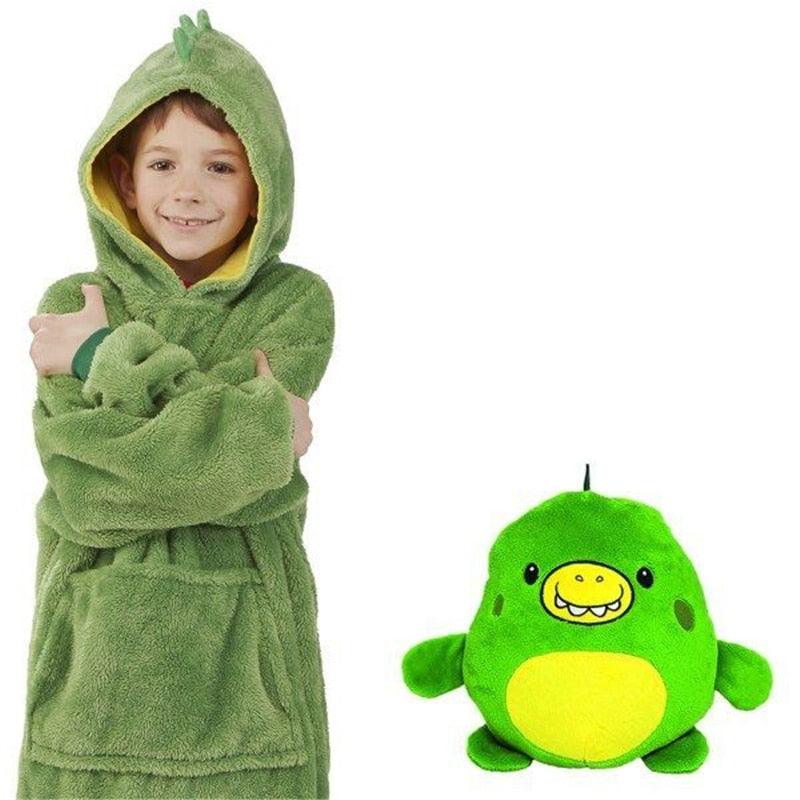 Junge im grünen Dinosaurier-Kapuzenpullover mit Plüschspielzeug, weiches Material, Kinderbekleidung.