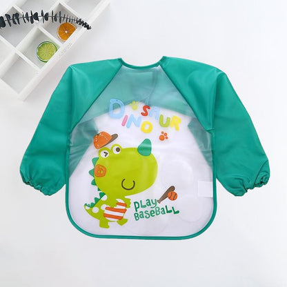 Grünes Kinder-Lätzchen mit Dinosaurier-Motiv, langärmlig, wasserdicht, ideal für Mahlzeiten.