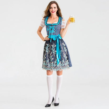 Frau im blauen Dirndl mit Bierkrug, traditionelles Oktoberfest-Outfit, Spitzenärmel, Schleife.