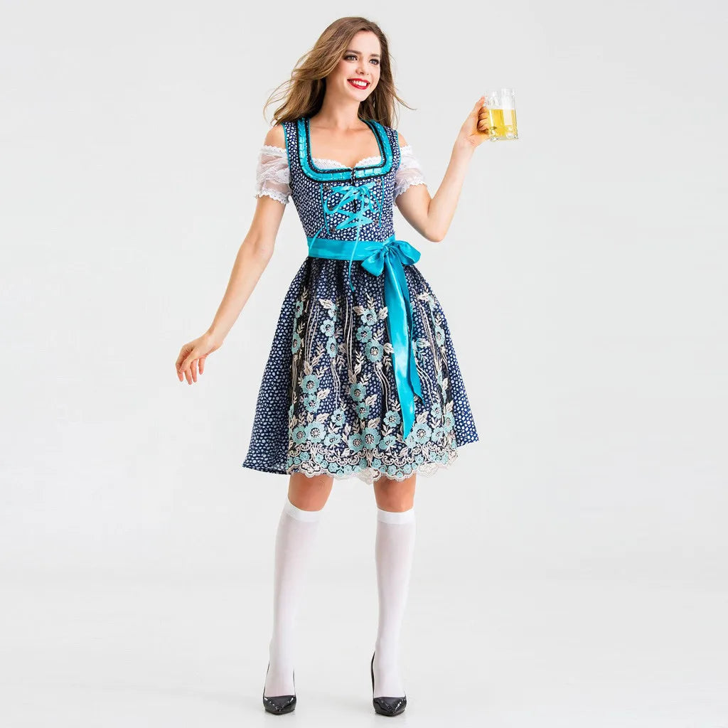 Frau im blauen Dirndl mit Bierkrug, Oktoberfest, traditionelles bayerisches Kleid, weißes Spitzenoberteil.
