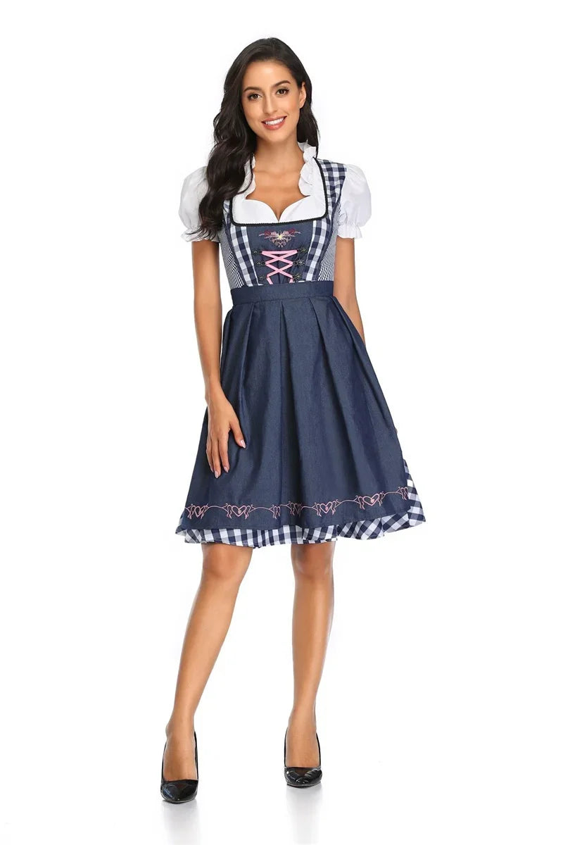 Frau im blauen Dirndl mit Karomuster und weißer Bluse, traditionelles bayerisches Kleid.