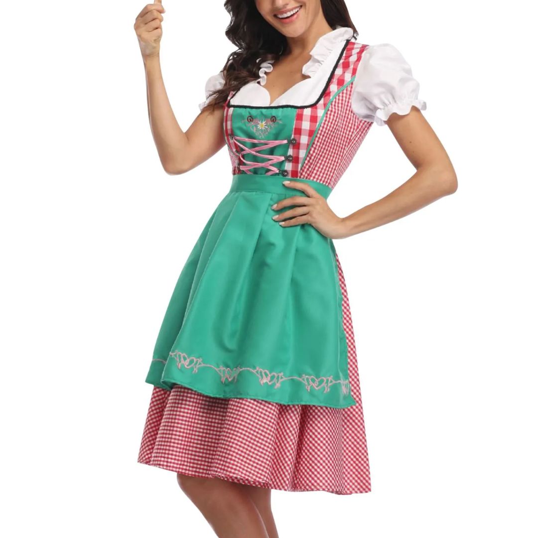 Frau in traditionellem bayerischen Dirndl, grün-rot kariert, mit weißer Bluse, Oktoberfest-Kleidung.