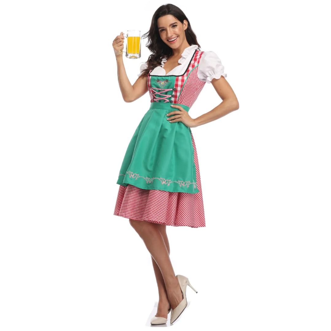 Frau im traditionellen Dirndl mit Bierkrug, grün-rot kariert, Oktoberfest-Kostüm, festlich.