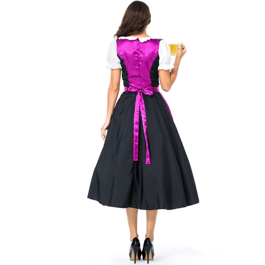 Frau im lila Dirndl mit schwarzem Rock, Rückansicht, traditionelles Oktoberfest-Kleid.
