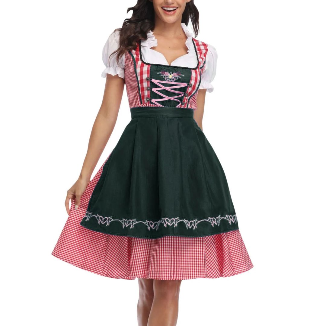 Frau im traditionellen bayerischen Dirndl, rot-weiß kariert, mit grüner Schürze, Oktoberfest-Kleidung.