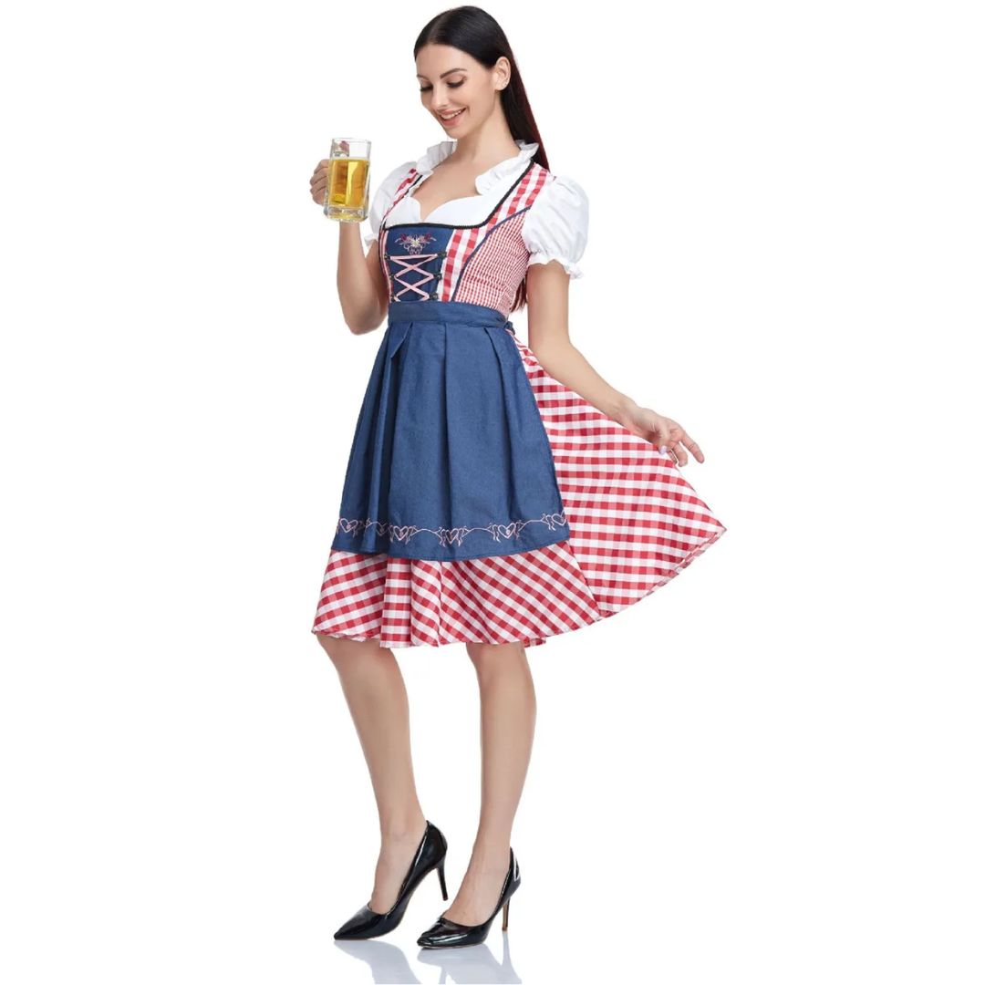 Frau im traditionellen Dirndl mit Bierkrug, blau-rot kariert, Oktoberfest-Kleidung.