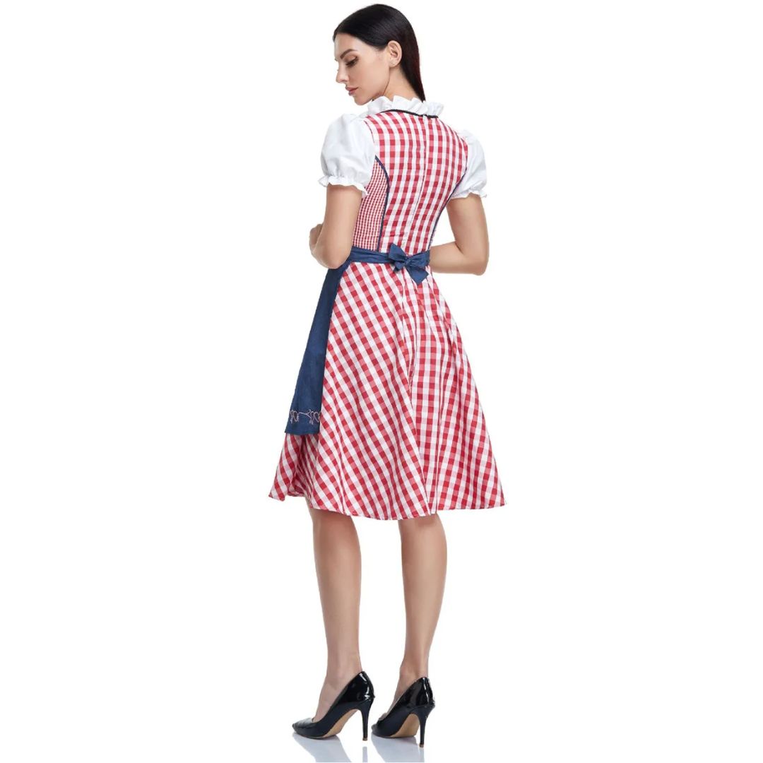 Frau im rot-weiß karierten Dirndl mit blauer Schürze, traditionelles bayerisches Kleid.