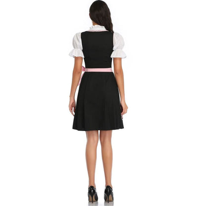 Frau in schwarzem Dirndl mit weißer Bluse und rosa Schürze, Rückansicht, Trachtenmode.