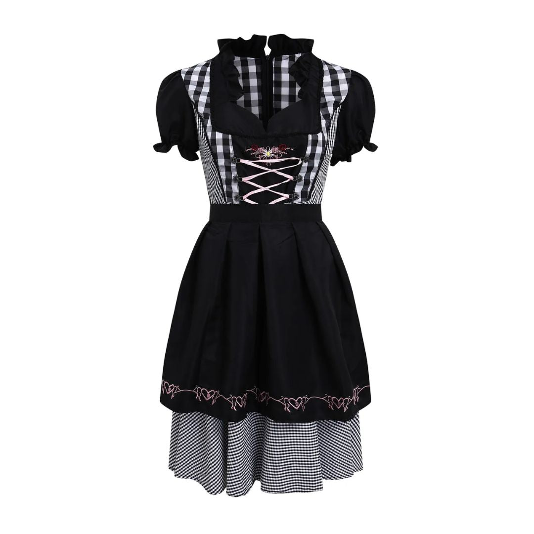 Schwarzes Dirndl mit Karomuster, Rüschenkragen und Schnürung, traditionelles bayerisches Kleid.
