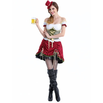 Frau im bayerischen Dirndl mit Bierkrug, rot-weißes Kostüm, Oktoberfest, Stiefel.