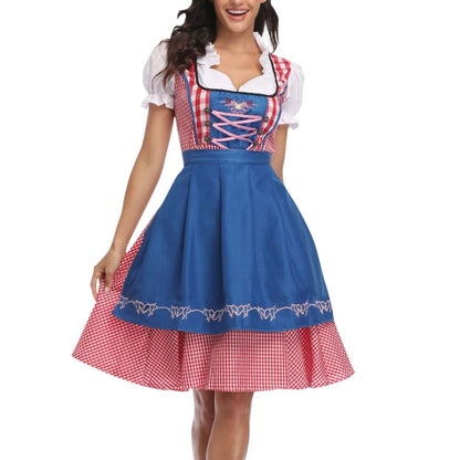 Frau im traditionellen bayerischen Dirndl, blau-rot kariert, Oktoberfest-Kleidung.
