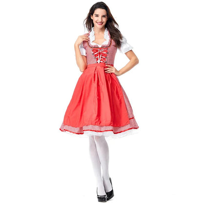 Frau im roten Dirndl mit weißer Bluse, traditionelles Oktoberfest-Kleid, festliche Tracht.