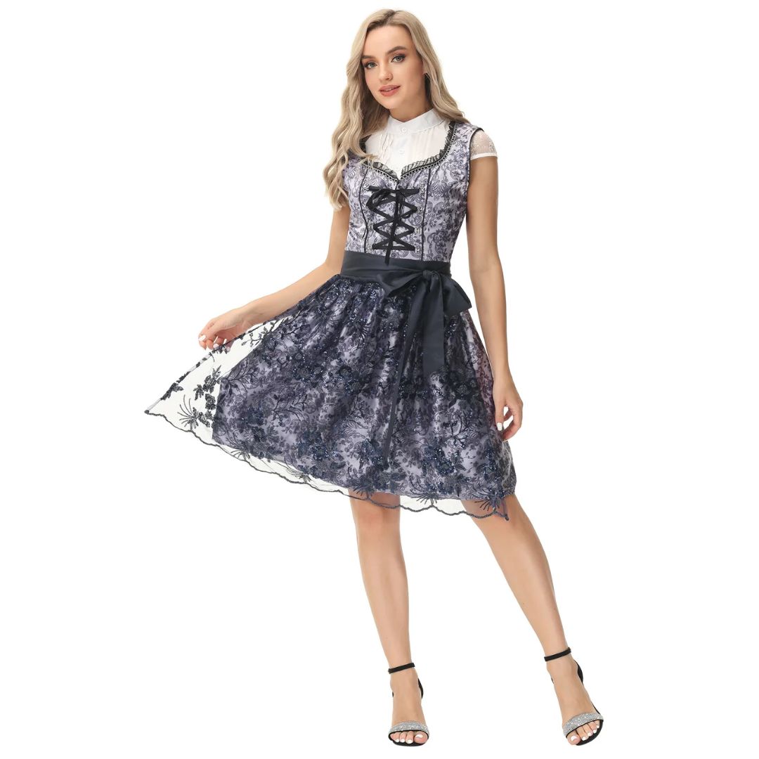 Blaues Damen-Dirndl mit Spitzenmuster, weißer Bluse und schwarzem Band, elegant und traditionell.