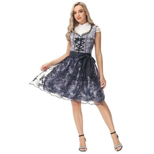 Blaues Damen-Dirndl mit Spitzenmuster, weißer Bluse und schwarzem Band, elegant und traditionell.