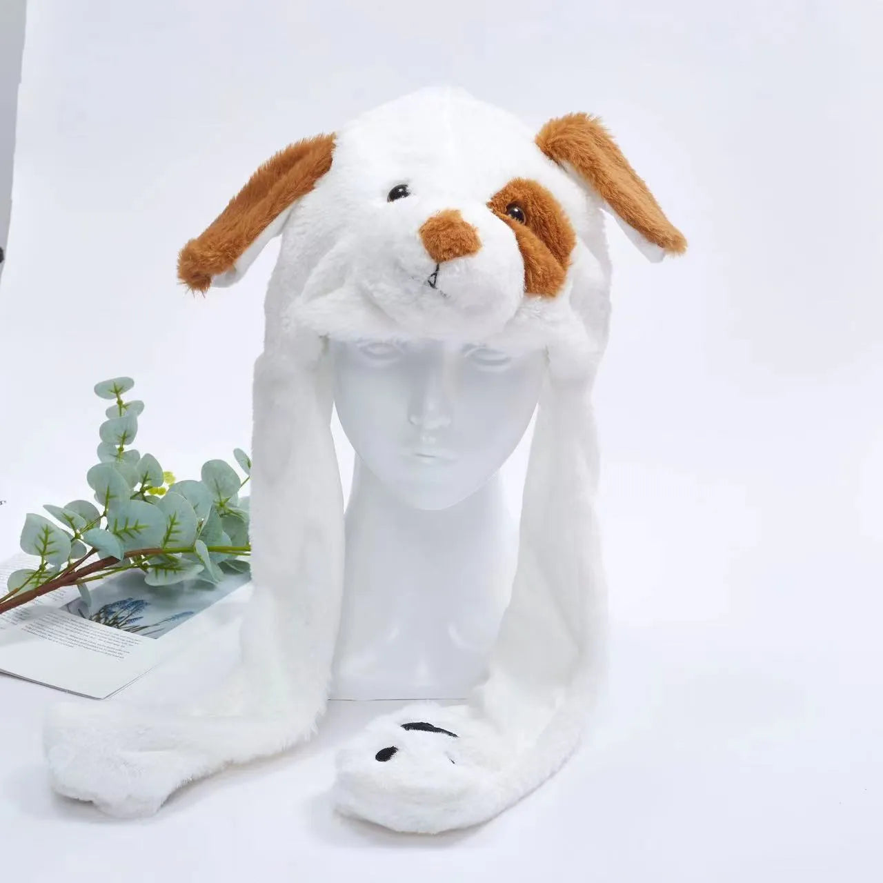 Weiße Plüschmütze mit Hundemotiv, braunen Ohren, ideal für Winter, Kinder, Erwachsene.