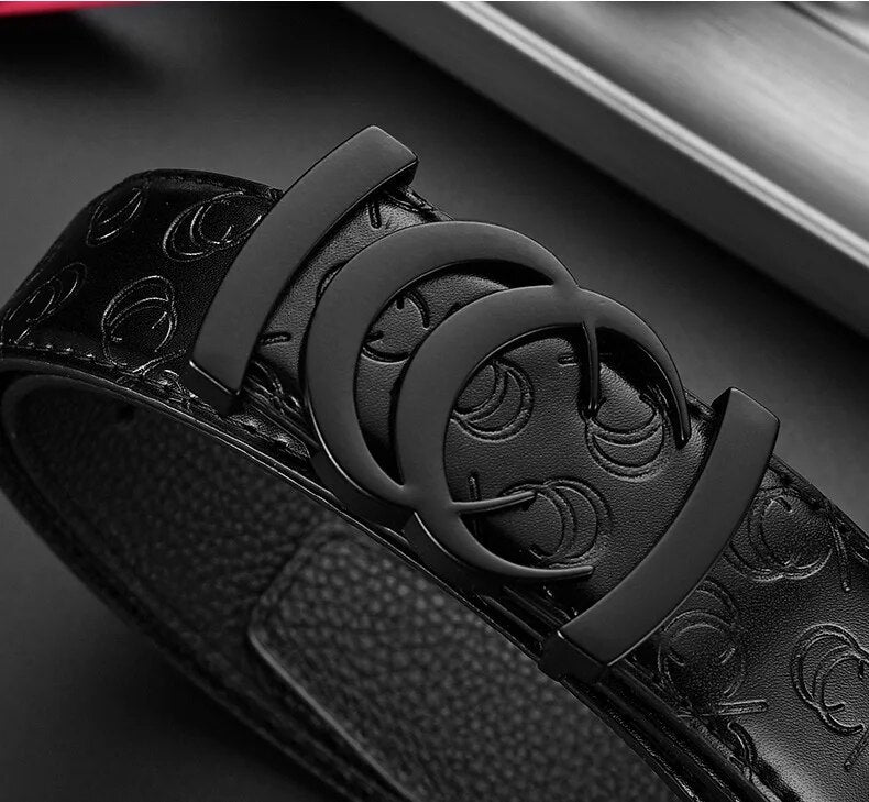 Schwarzer Ledergürtel mit doppelter C-Schnalle, geprägtes Design, Luxusmode-Accessoire.
