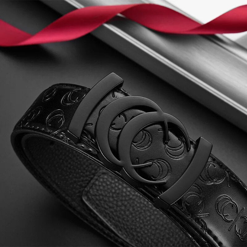 Schwarzer Ledergürtel mit doppelter C-Schnalle, geprägtes Design, luxuriöses Accessoire.