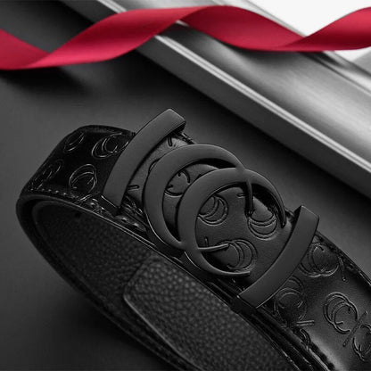 Schwarzer Ledergürtel mit doppelter C-Schnalle, geprägtes Design, luxuriöses Accessoire.