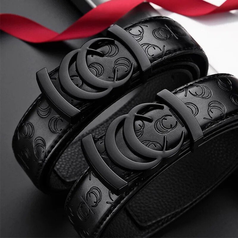 Schwarzer Ledergürtel mit doppelter C-Schnalle, geprägtes Design, luxuriös, modisch.