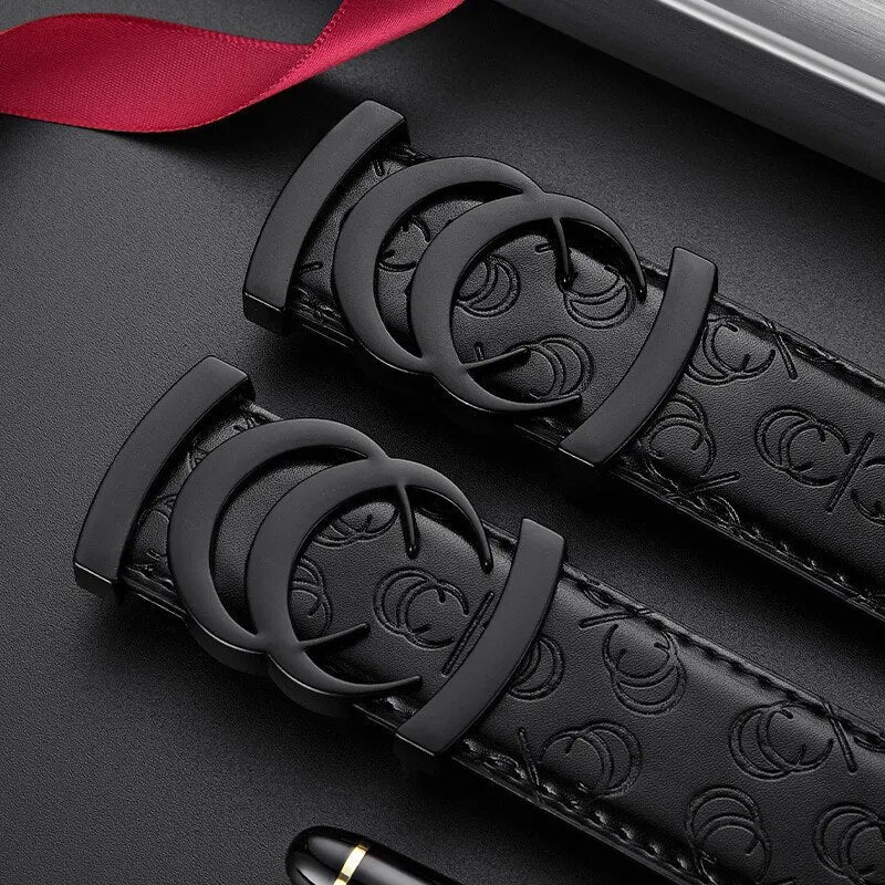 Schwarzer Ledergürtel mit doppelter C-Schnalle, geprägtes Design, luxuriöses Accessoire.