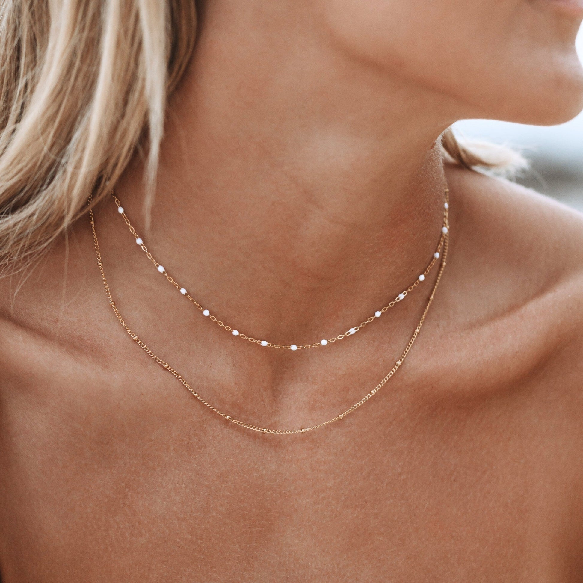 Doppelperlen-Choker aus Gold, elegantes Schmuckstück, modisches Accessoire für Damen.